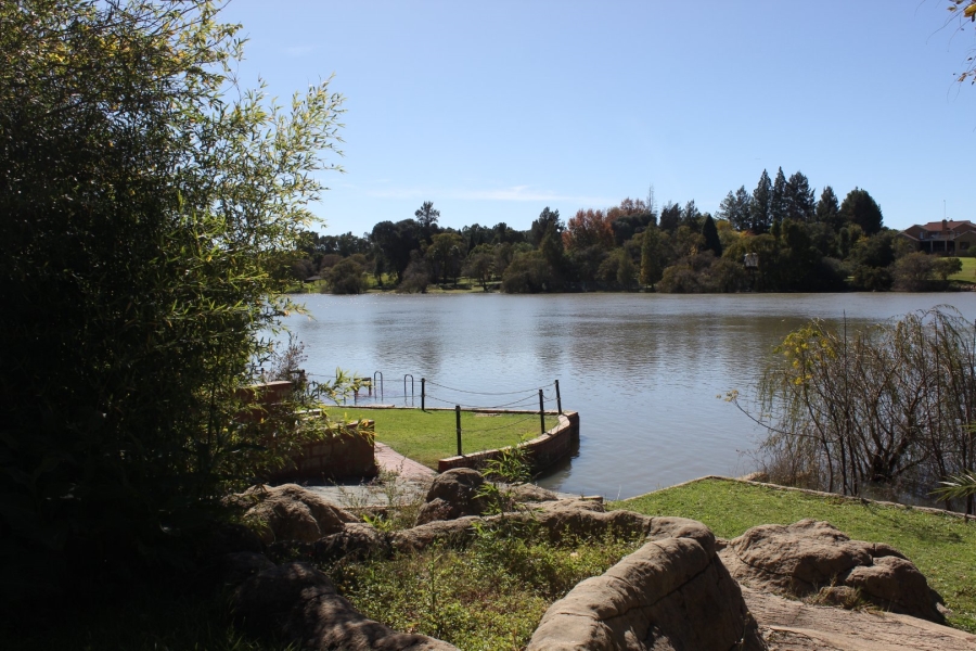 2 Bedroom Property for Sale in Lake Deneysville Free State